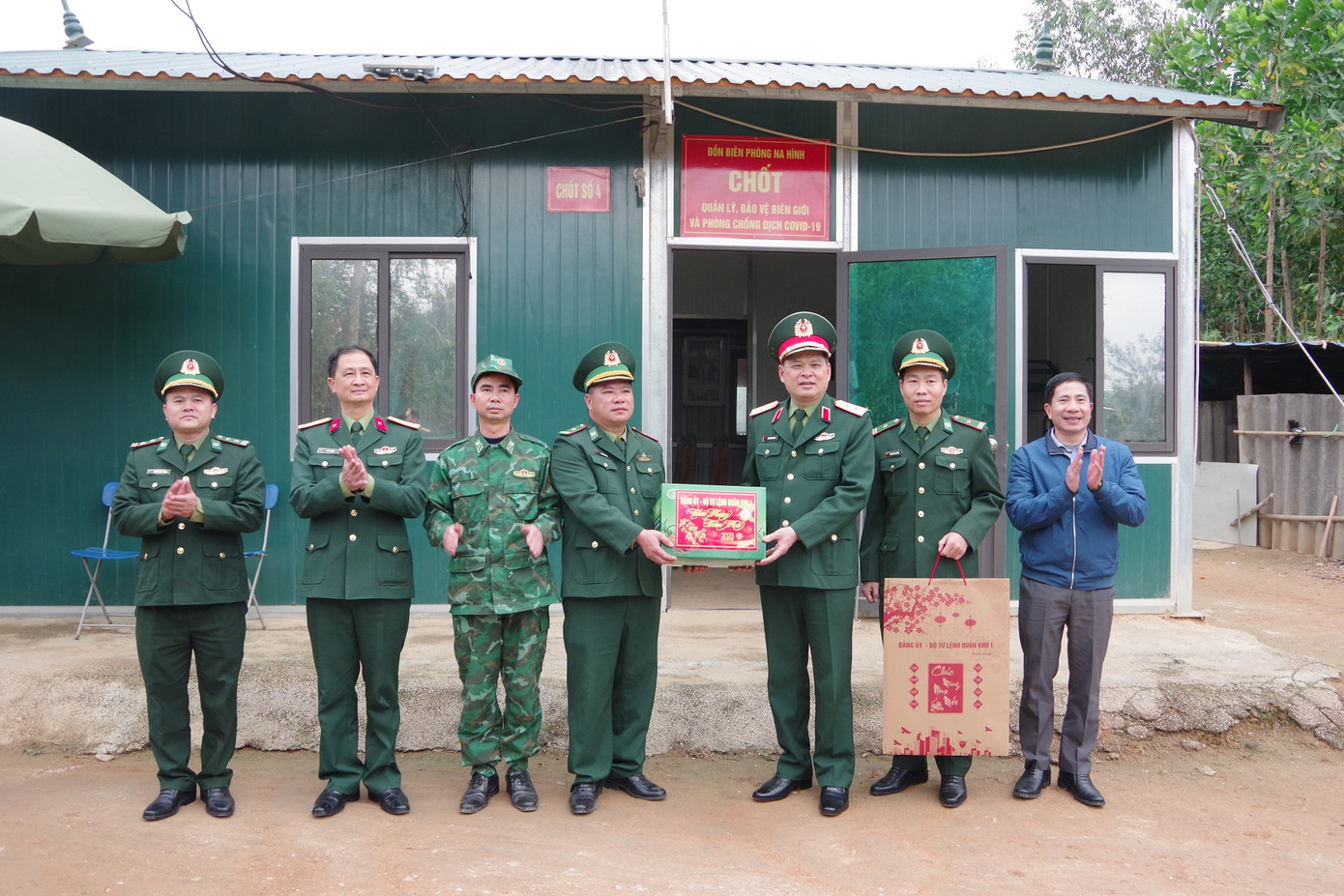 Trung tướng Dương Đình Thông - Bí thư Đảng uỷ, Chính uỷ Quân khu 1 thăm, chúc mừng năm mới chốt tại Biên phòng số 4 (Đồn Biên phòng Na Hình, Bộ đội Biên phòng tỉnh Lạng Sơn). Ảnh: Khương Doãn