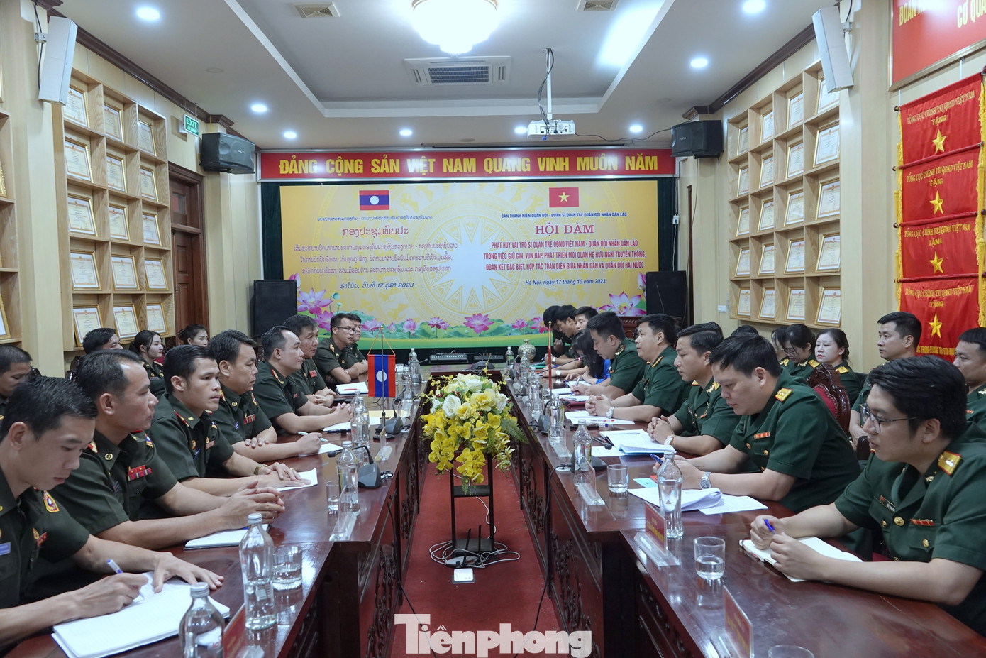 Các đại biểu dự hội đàm. Các đại biểu dự hội đàm.