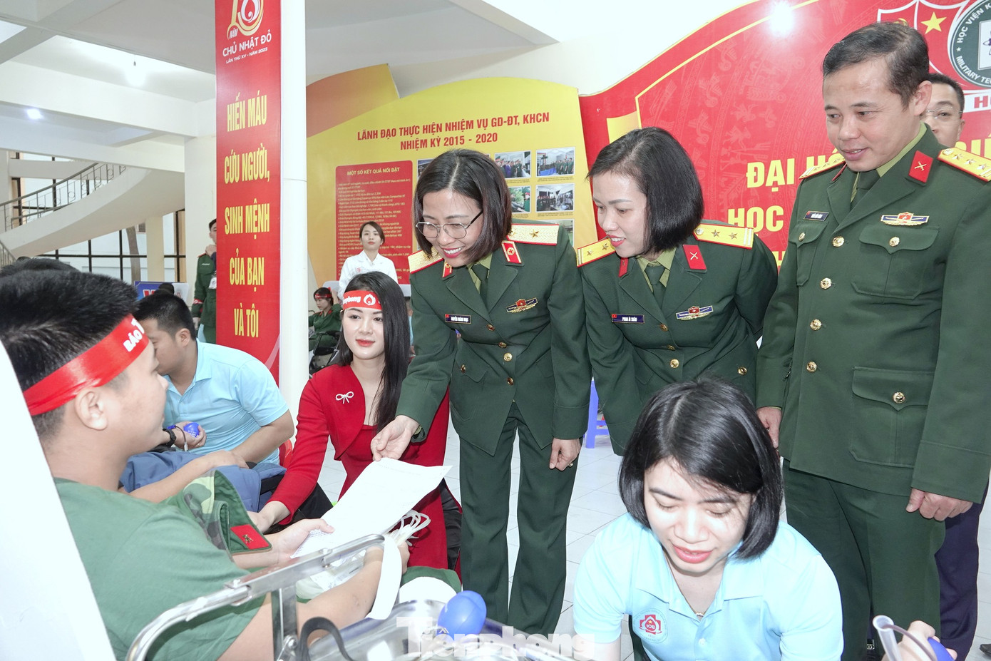 Lãnh đạo Bệnh viện Trung ương Quân đội 108, Ban Thanh niên Quân đội và Ban Phụ nữ Quân đội trò chuyện với ĐVTN tham gia hiến máu.
