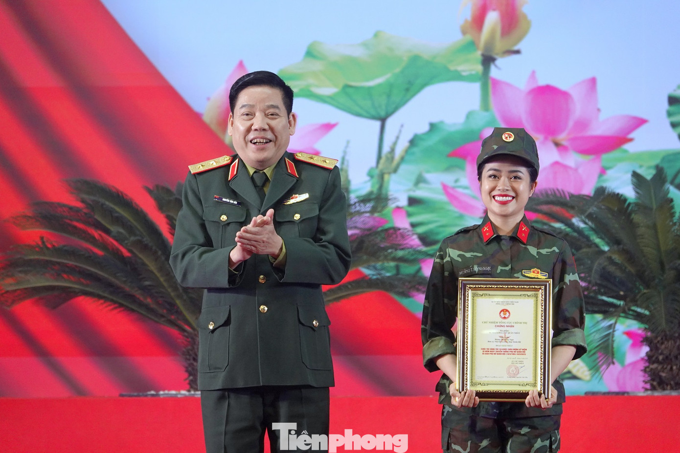 Trung tướng Nguyễn Văn Gấu - Ủy viên Trung ương Đảng, Phó Chủ nhiệm Tổng cục Chính trị Quân đội nhân dân Việt Nam, trao thưởng tác giả đoạt giải Nhất cuộc thi, chiều 7/3. Ảnh: Nguyễn Minh