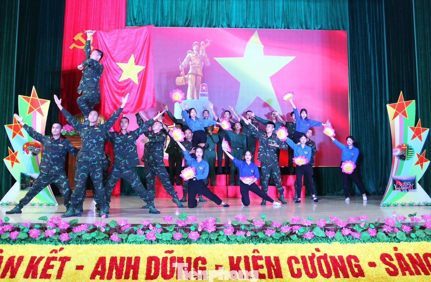 Một tiết mục văn nghệ tại tọa đàm do cán bộ, ĐVTN Trung đoàn 43 và đơn vị kết nghĩa thể hiện. Một tiết mục văn nghệ tại tọa đàm do cán bộ, ĐVTN Trung đoàn 43 và đơn vị kết nghĩa thể hiện.