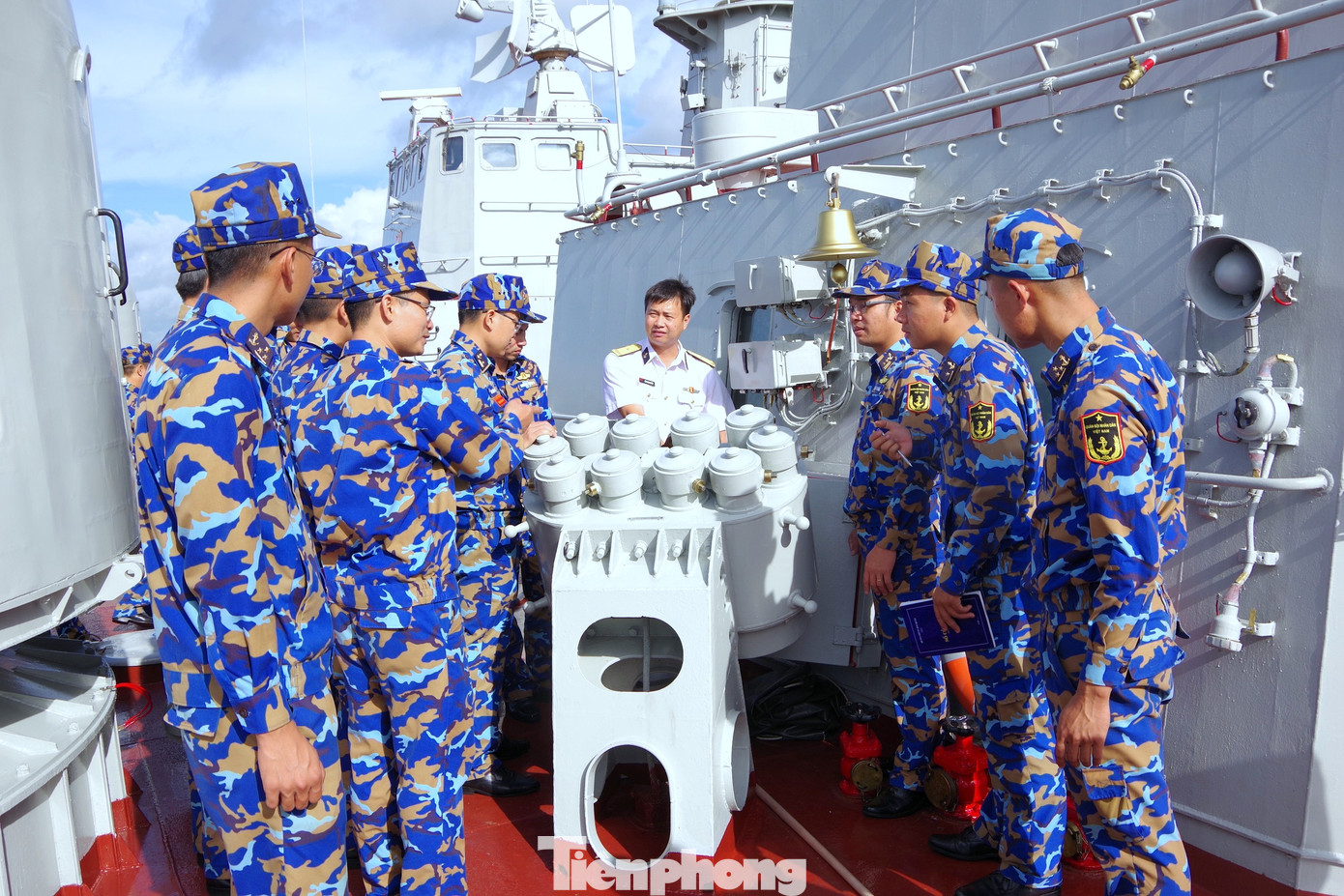 Thăm quan, học tập, thống nhất các nội dung chính quy mặt boong trên tàu 383. Thăm quan, học tập, thống nhất các nội dung chính quy mặt boong trên tàu 383.