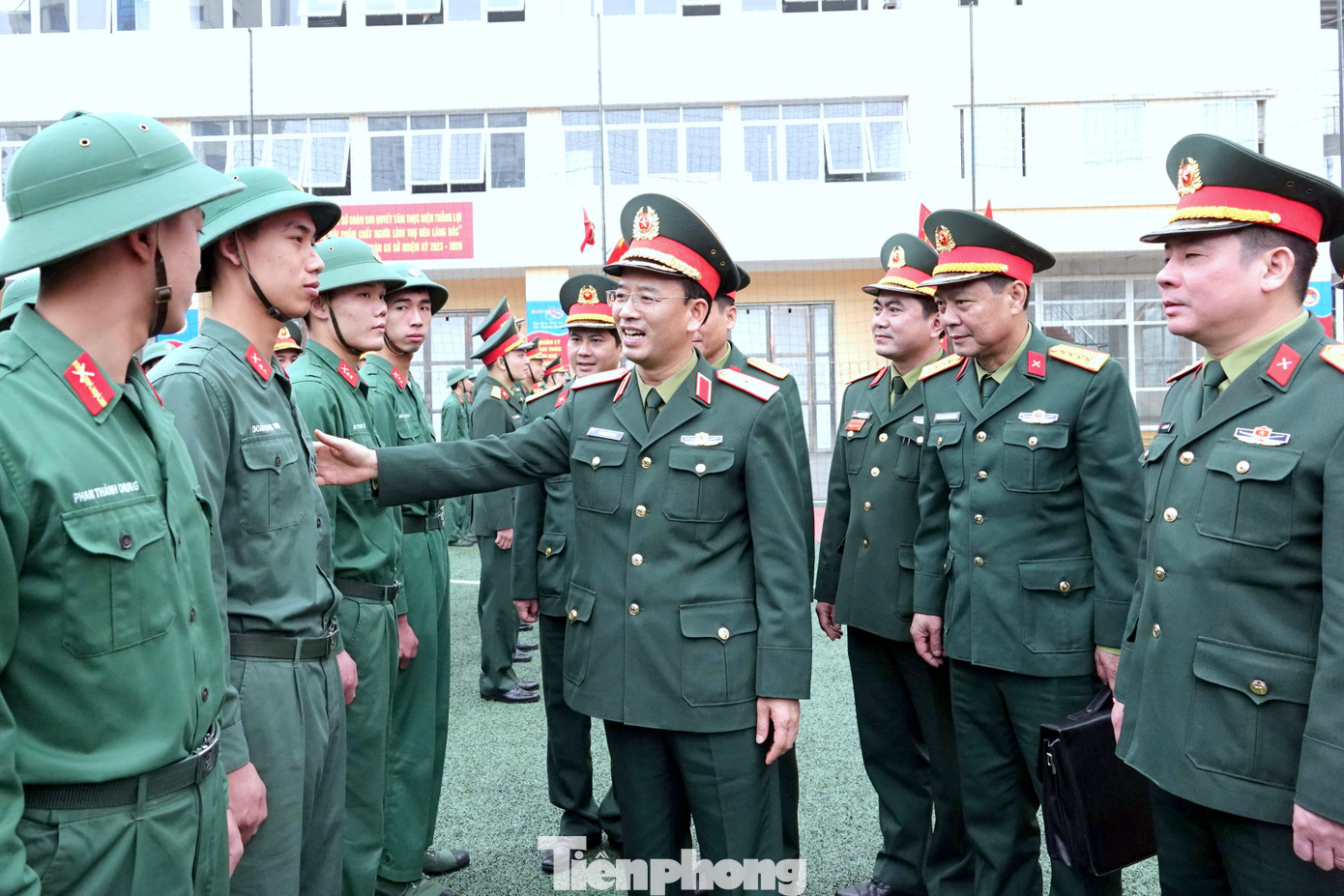 Thiếu tướng Đinh Quốc Hùng trò chuyện với cán bộ, chiến sĩ Đoàn 275, tại lễ ra quân huấn luyện