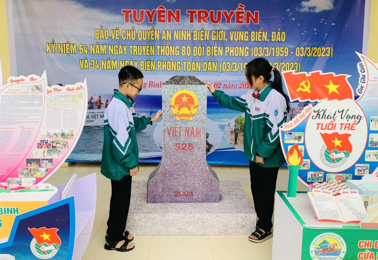 Thông qua “Ngày hội Biên phòng toàn dân” năm 2023, các cơ quan, ban, ngành, BĐBP tỉnh và các đồn biên phòng đã trao tặng 29 nhà Đại đoàn kết và Mái ấm biên cương; 5 “Công trình vệ sinh vì cộng đồng”; khám, tư vấn sức khỏe, cấp thuốc miễn phí cho 525 người dân; tặng 1.590 suất quà cho các già làng, bí thư, trưởng bản, người có uy tín, gia đình chính sách, học sinh trong chương trình “Nâng bước em tới trường - Con nuôi đồn Biên phòng”; tặng 60 ảnh Bác Hồ, 500 lá cờ Tổ quốc cho người dân tuyến biên giới đất liền và trên biển.