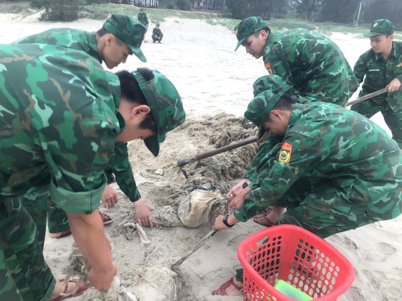 Thực hiện phong trào “Tuổi trẻ BĐBP tỉnh Quảng Bình chung sức xây dựng nông thôn mới”, các Chi đoàn, Đoàn cơ sở tích cực tham gia giúp nhân dân phát triển kinh tế - xã hội, xóa đói giảm nghèo, đóng góp hơn 450 lượt ngày công cùng cán bộ, chiến sĩ giúp nhân dân đào đắp, tu sửa 2,5km đường liên thôn, bản; tu sửa 1,5km hàng rào ruộng lúa nước bảo vệ khu ruộng không để gia súc, gia cầm vào phá hoại lúa; thu gom, vận chuyển, ủ phân bón, làm đất, chăm sóc tốt 4 mô hình lúa nước với tổng diện tích gần 20 ha; chăm sóc 7 ha cao su…