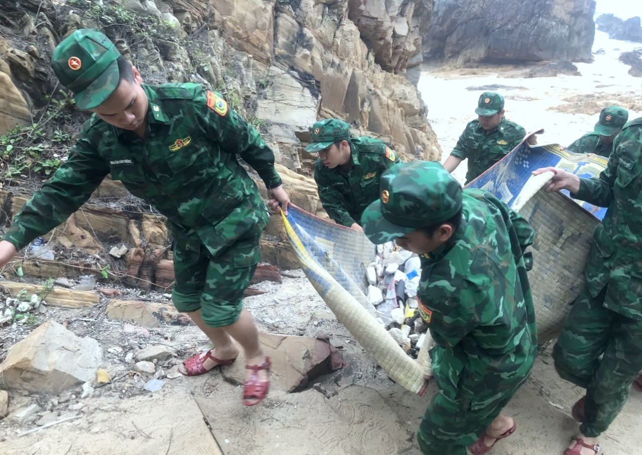 Hưởng ứng ngày cao điểm “Tình nguyện chung tay xây dựng nông thôn mới”, cán bộ, ĐVTN trong BĐBP tỉnh chủ động phối hợp với tổ chức Đoàn địa phương và đơn vị kết nghĩa đã tổ chức 35 buổi/750 lượt cán bộ, ĐVTN tham gia làm vệ sinh, thu gom, xử lý hơn 10 tấn rác thải dọc bờ biển, khu vực công cộng, chợ dân sinh..., góp phần giữ gìn vệ sinh, bảo vệ môi trường, bờ biển của tỉnh.