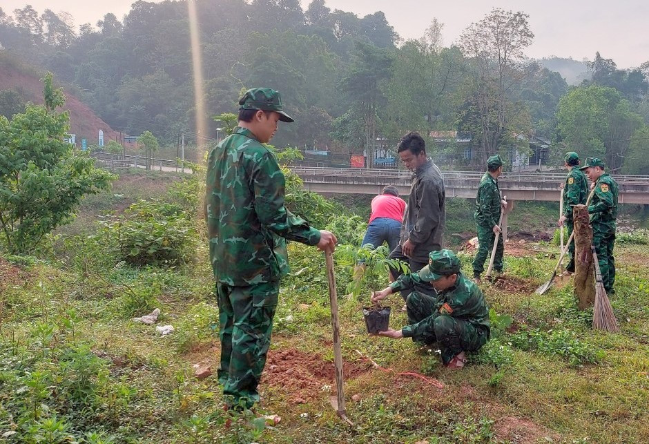 Ngoài ra, các đơn vị trích quỹ tăng gia sản xuất phối hợp với địa phương tổ chức Bữa cơm đoàn kết - Ấm tình quân dân và các hoạt động văn hóa thể thao. Tổng kinh phí các đơn vị phối hợp với địa phương huy động thực hiện các hoạt động của ngày hội năm 2023 hơn 3,1 tỷ đồng.