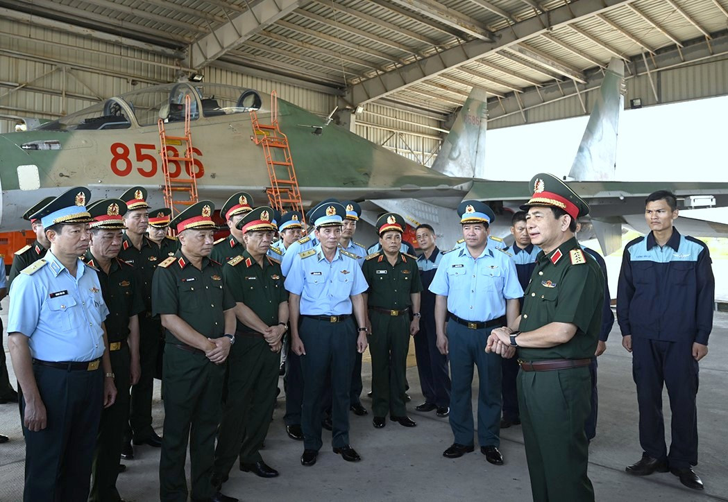 Đại tướng Phan Văn Giang kiểm tra tại Trung đoàn Không quân 927, Sư đoàn Không quân 371, sáng 24/7.