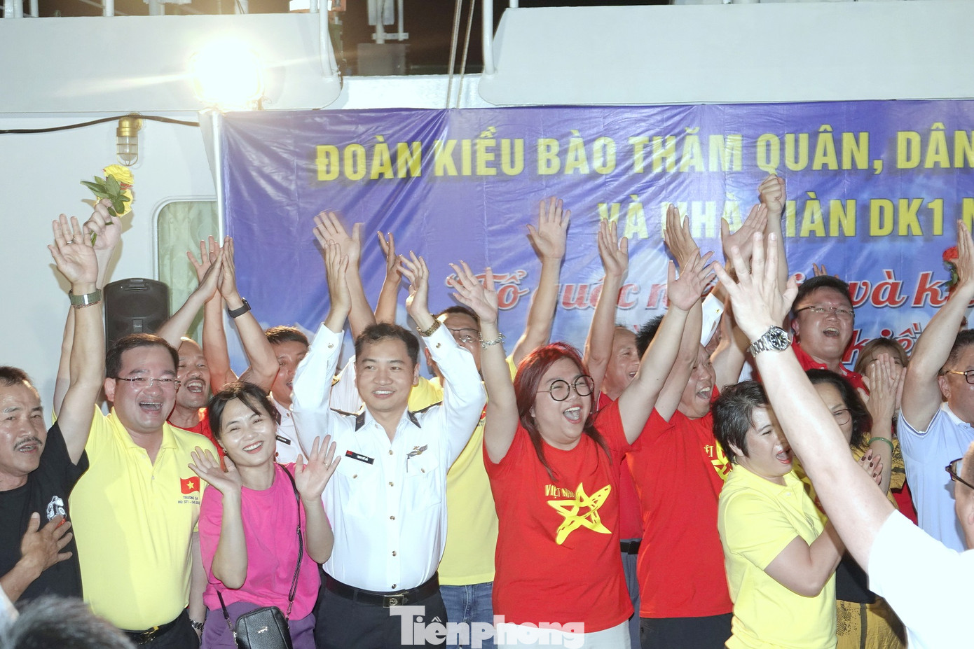 Trong hải trình đến với Trường Sa năm nay, trên tàu 571 cũng diễn ra chương trình giao lưu văn nghệ đặc sắc về chủ đề biển đảo quê hương của các đại biểu tham gia hành trình.