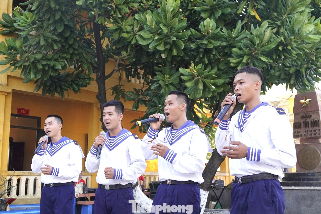 Chiến sĩ Trường Sa giao lưu văn nghệ với đoàn công tác.