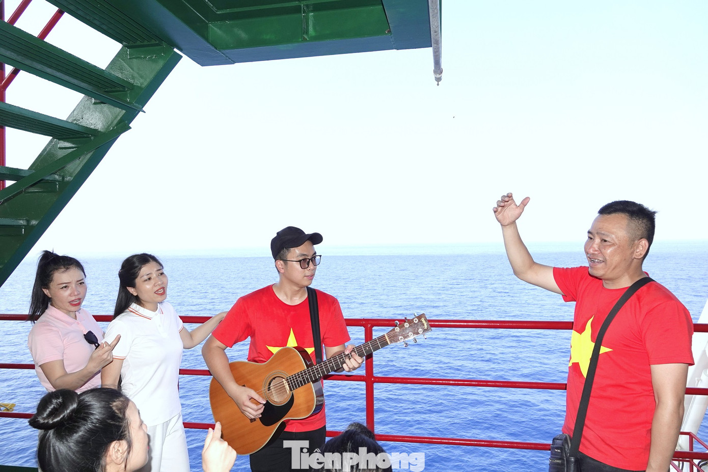 Các nghệ sĩ đến từ Trường Đại học Sư phạm Nghệ thuật Trung ương biểu diễn văn nghệ phục vụ cán bộ, chiến sĩ nhà giàn DK1.