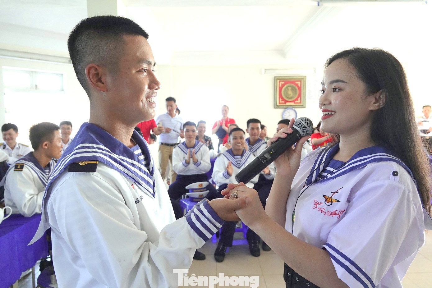 Thành viên Đoàn ca múa nhạc dân tộc tỉnh Nghệ An giao lưu văn nghệ với chiến sĩ đảo Đá Tây B