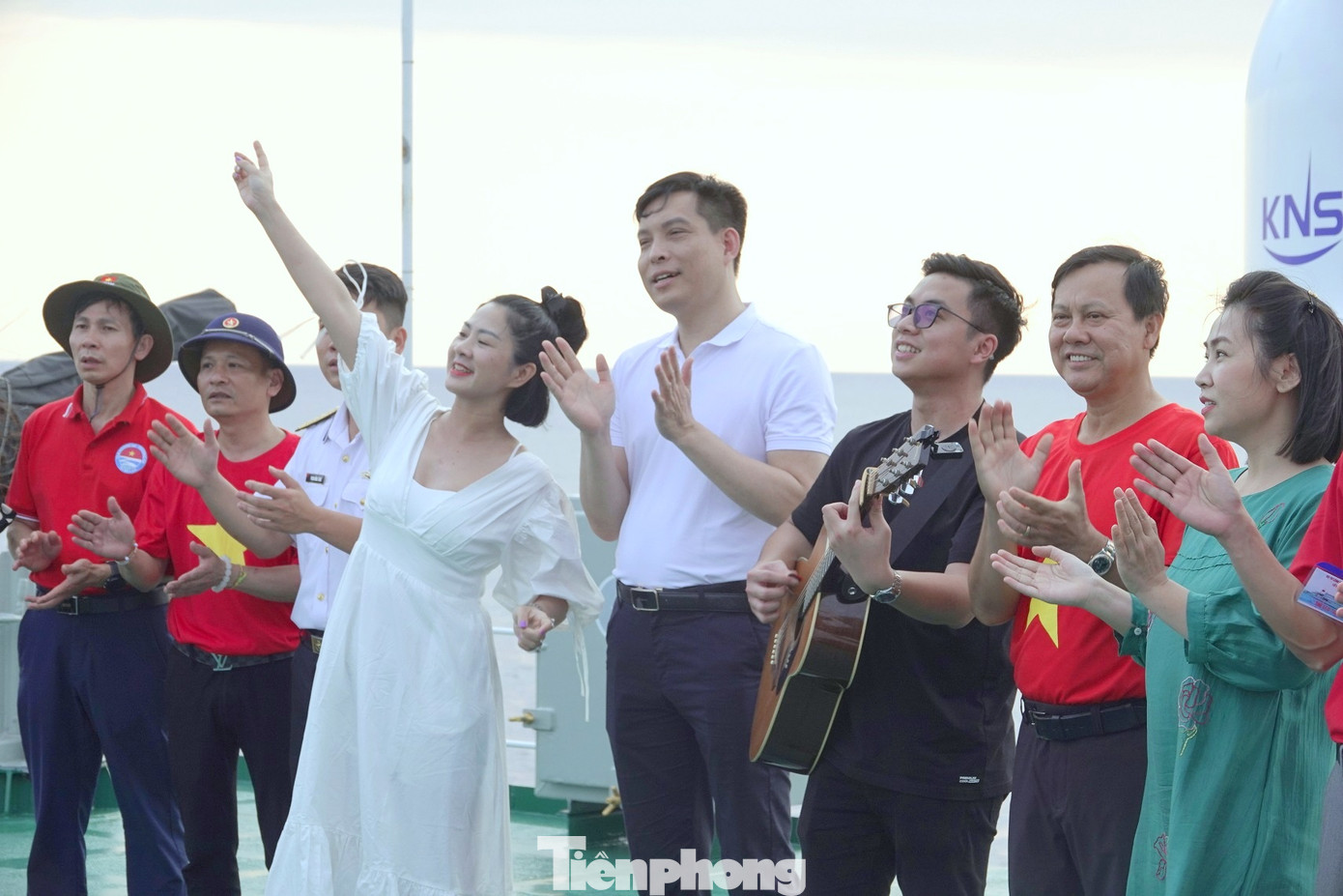 Các nghệ sĩ Trường Đại học Sư phạm Nghệ thuật Trung ương và thành viên đoàn công tác tập dượt các tiết mục văn nghệ trên boong tàu 571 (Hải đội 411, Lữ đoàn 955, Vùng 4 Hải quân) trong hải trình đến thăm các đảo và nhà giàn DK1, tháng 4/2023.