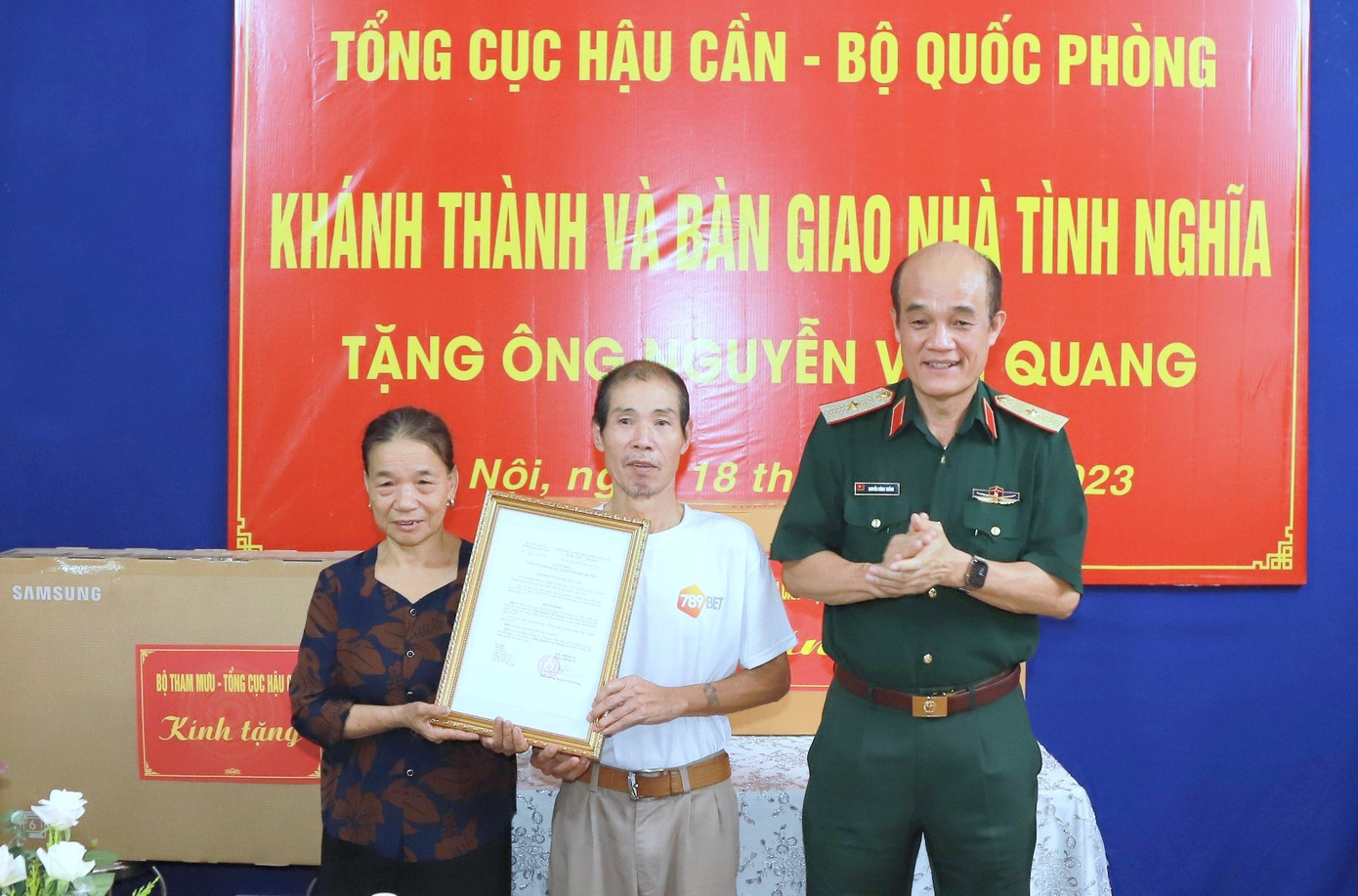 Sau hơn hai tháng thi công, ngôi nhà có diện tích hơn 65m2 hoàn thành đúng tiến độ, khang trang, chắc chắn (trong đó TCHC hỗ trợ 80 triệu đồng) đã được trao tặng cho gia đình em trai liệt sĩ Nguyễn Văn Thắng. Sau hơn hai tháng thi công, ngôi nhà có diện tích hơn 65m2 hoàn thành đúng tiến độ, khang trang, chắc chắn (trong đó TCHC hỗ trợ 80 triệu đồng) đã được trao tặng cho gia đình em trai liệt sĩ Nguyễn Văn Thắng.
