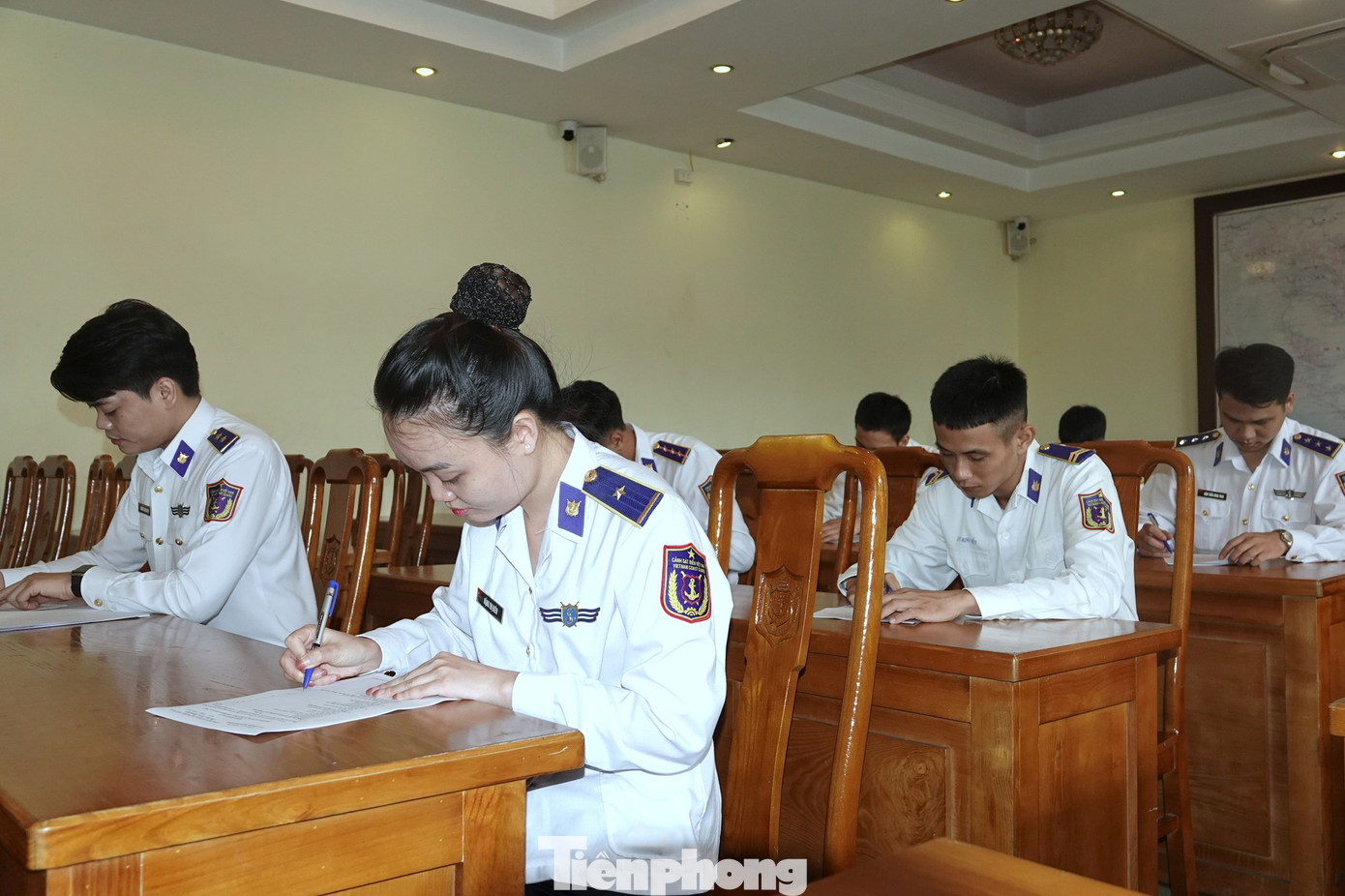 Đoàn viên Trung tâm Đào tạo và Bồi dưỡng nghiệp vụ CSB thực hiện kiểm tra nhận thức về pháp luật Nhà nước, kỷ luật Quân đội, sáng 9/11.