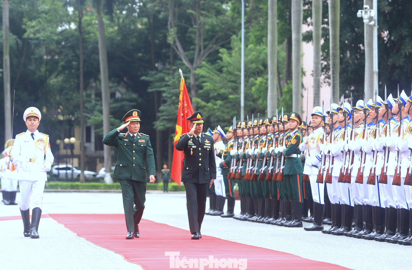 Thượng tướng Nguyễn Tân Cương và Đại tướng Chalermphon Srisawasdi duyệt Đội danh dự Quân đội nhân dân Việt Nam, trong lễ đón được tổ chức trang trọng tại trụ sở Bộ Quốc phòng.