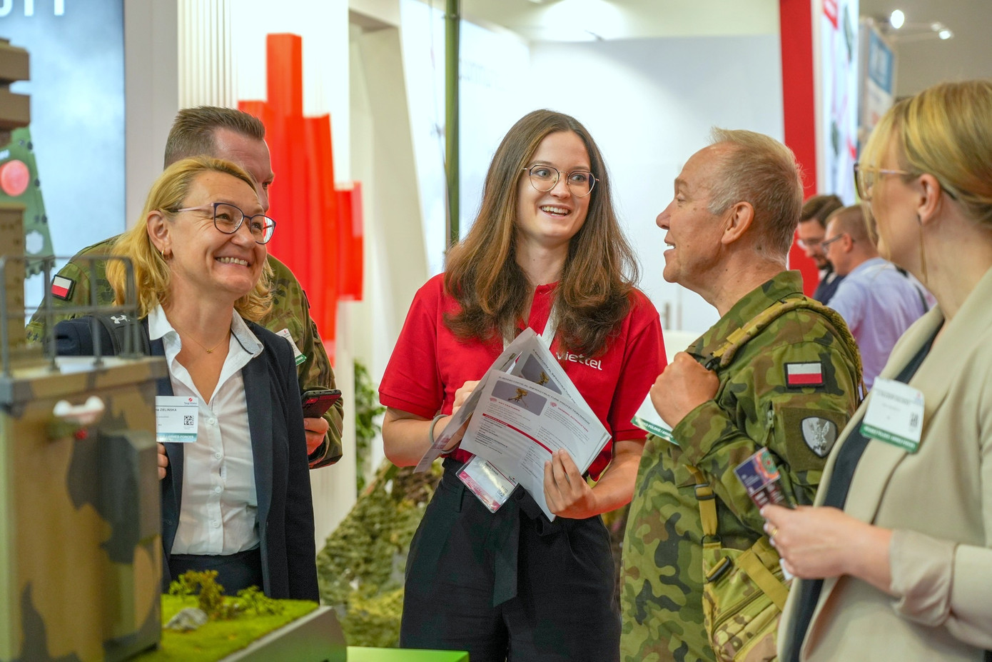 Các phái đoàn quốc tế dành sự quan tâm lớn cho hệ thống 60 sản phẩm quốc phòng công nghệ cao mà Viettel mang tới sự kiện lần này.