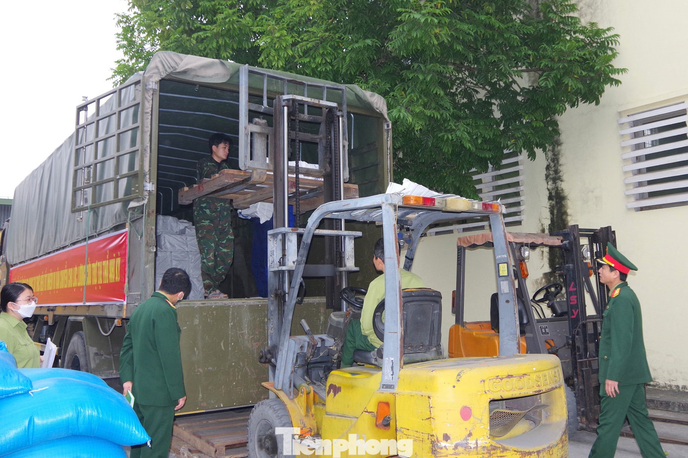 Công tác vận chuyển, bốc xếp được cán bộ, chiến sĩ Lữ đoàn Vận tải 971 thực hiện với tinh thần trách nhiệm cao nhất Công tác vận chuyển, bốc xếp được cán bộ, chiến sĩ Lữ đoàn Vận tải 971 thực hiện với tinh thần trách nhiệm cao nhất