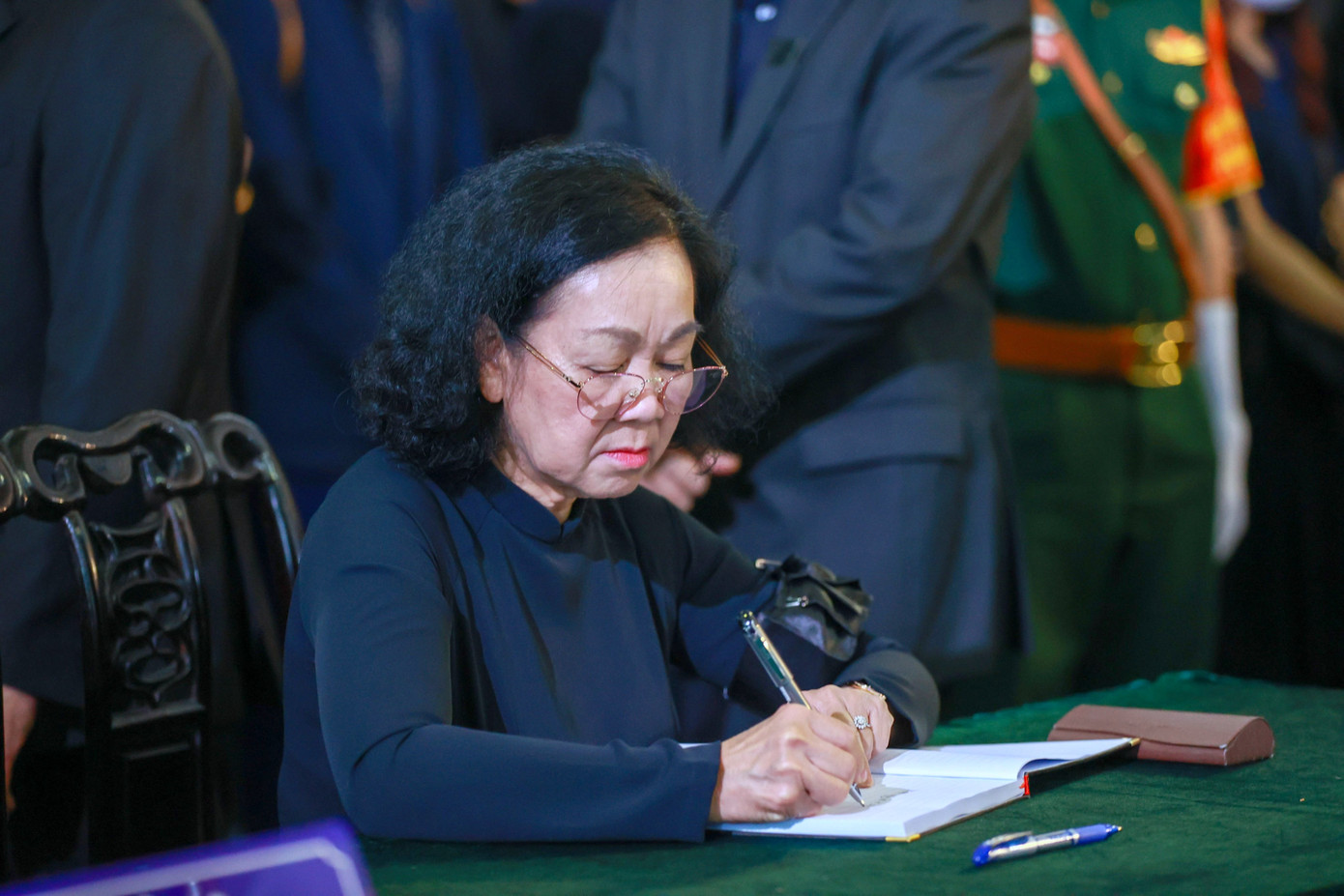 Ghi sổ tang tại lễ viếng, thay mặt Ban Chấp hành Trung ương Đảng, Thường trực Ban Bí thư, Trưởng ban Tổ chức Trung ương Trương Thị Mai viết: “Đồng chí đã có nhiều đóng góp quan trọng cho công tác tình báo, công tác đối ngoại quốc phòng, góp phần xây dựng Quân đội chính quy, hiện đại; đóng góp to lớn cho Đảng, Nhà nước và Nhân dân. Hơn 40 năm trong quân ngũ, luôn giữ gìn và phát huy truyền thống gia đình cách mạng; ở cương vị nào cũng nêu cao trách nhiệm, tâm huyết, tận tụy với nhiệm vụ được giao. Thành kính chia buồn cùng toàn thể gia đình đồng chí Nguyễn Chí Vịnh!”. Ghi sổ tang tại lễ viếng, thay mặt Ban Chấp hành Trung ương Đảng, Thường trực Ban Bí thư, Trưởng ban Tổ chức Trung ương Trương Thị Mai viết: “Đồng chí đã có nhiều đóng góp quan trọng cho công tác tình báo, công tác đối ngoại quốc phòng, góp phần xây dựng Quân đội chính quy, hiện đại; đóng góp to lớn cho Đảng, Nhà nước và Nhân dân. Hơn 40 năm trong quân ngũ, luôn giữ gìn và phát huy truyền thống gia đình cách mạng; ở cương vị nào cũng nêu cao trách nhiệm, tâm huyết, tận tụy với nhiệm vụ được giao. Thành kính chia buồn cùng toàn thể gia đình đồng chí Nguyễn Chí Vịnh!”.