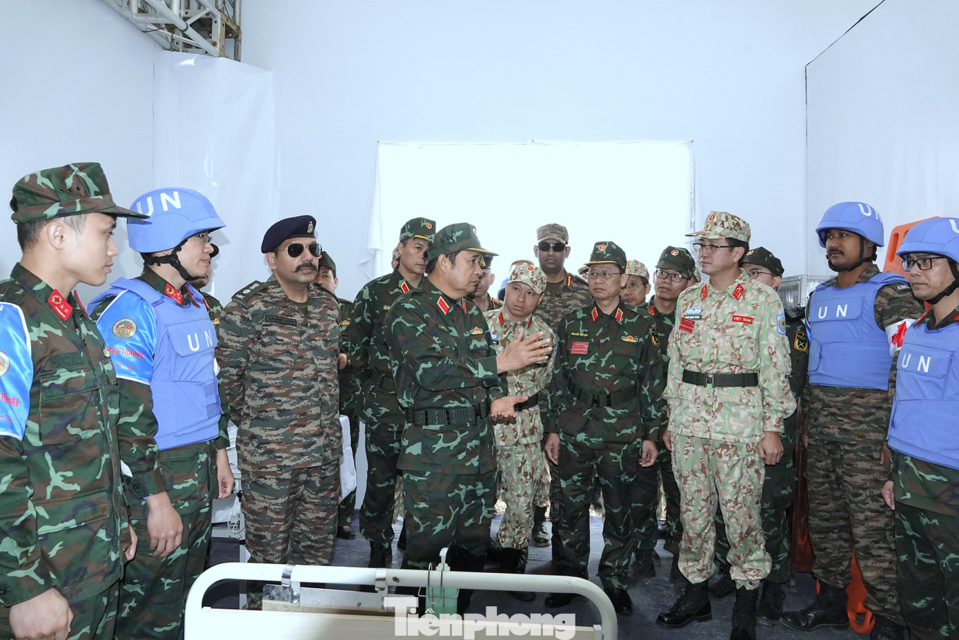 Thượng tướng Phùng Sĩ Tấn - Phó Tổng tham mưu trưởng Quân đội nhân dân Việt Nam, trao đổi với các quân nhân tham gia VINBAX 2023 sau buổi trình diễn. Thượng tướng Phùng Sĩ Tấn - Phó Tổng tham mưu trưởng Quân đội nhân dân Việt Nam, trao đổi với các quân nhân tham gia VINBAX 2023 sau buổi trình diễn.