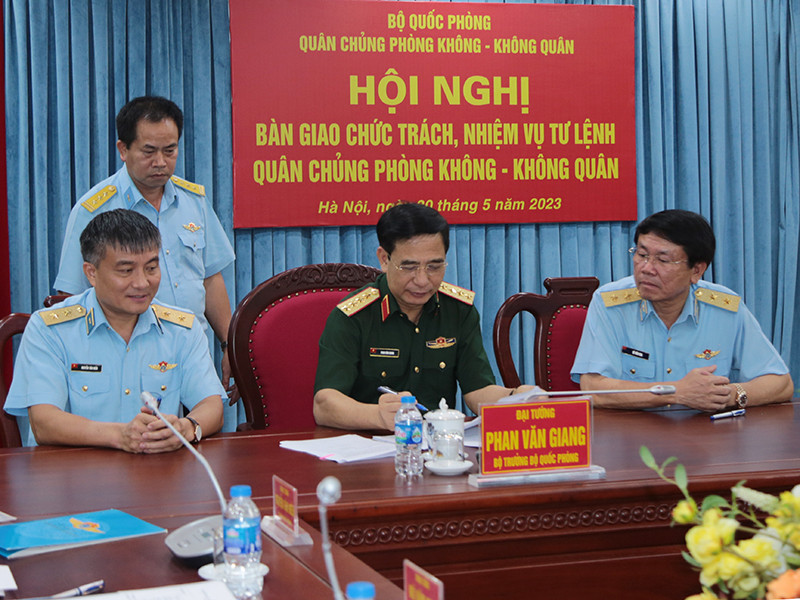 Đại tướng Phan Văn Giang ký chứng kiến biên bản bàn giao chức trách, nhiệm vụ Tư lệnh Quân chủng PK-KQ. Ảnh: Đ.L