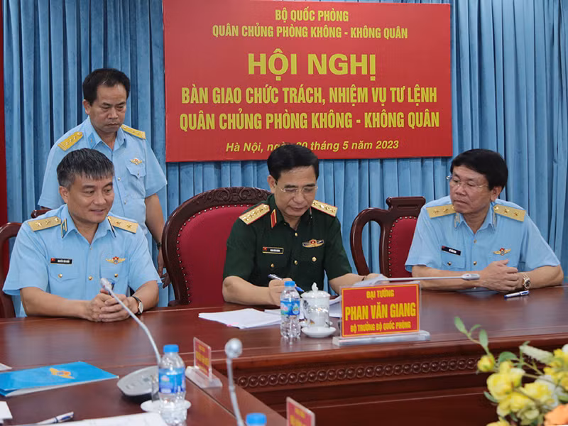 Đại tướng Phan Văn Giang ký chứng kiến biên bản bàn giao chức trách, nhiệm vụ Tư lệnh Quân chủng PK-KQ. Ảnh: Đ.L Đại tướng Phan Văn Giang ký chứng kiến biên bản bàn giao chức trách, nhiệm vụ Tư lệnh Quân chủng PK-KQ. Ảnh: Đ.L