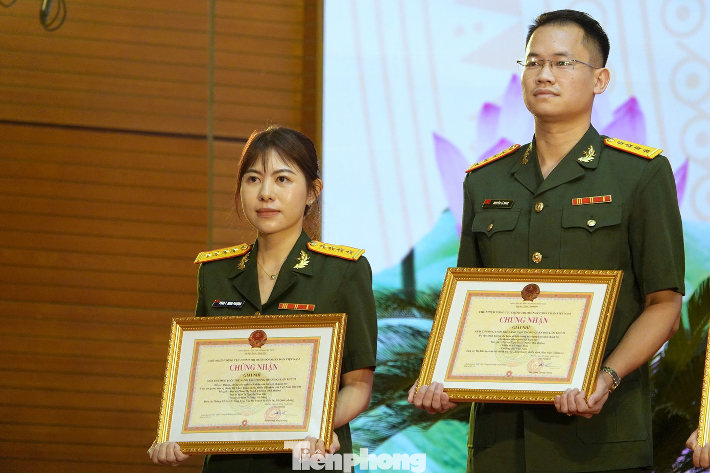 Các tác giả đoạt giải Nhì được vinh danh tại lễ trao thưởng.