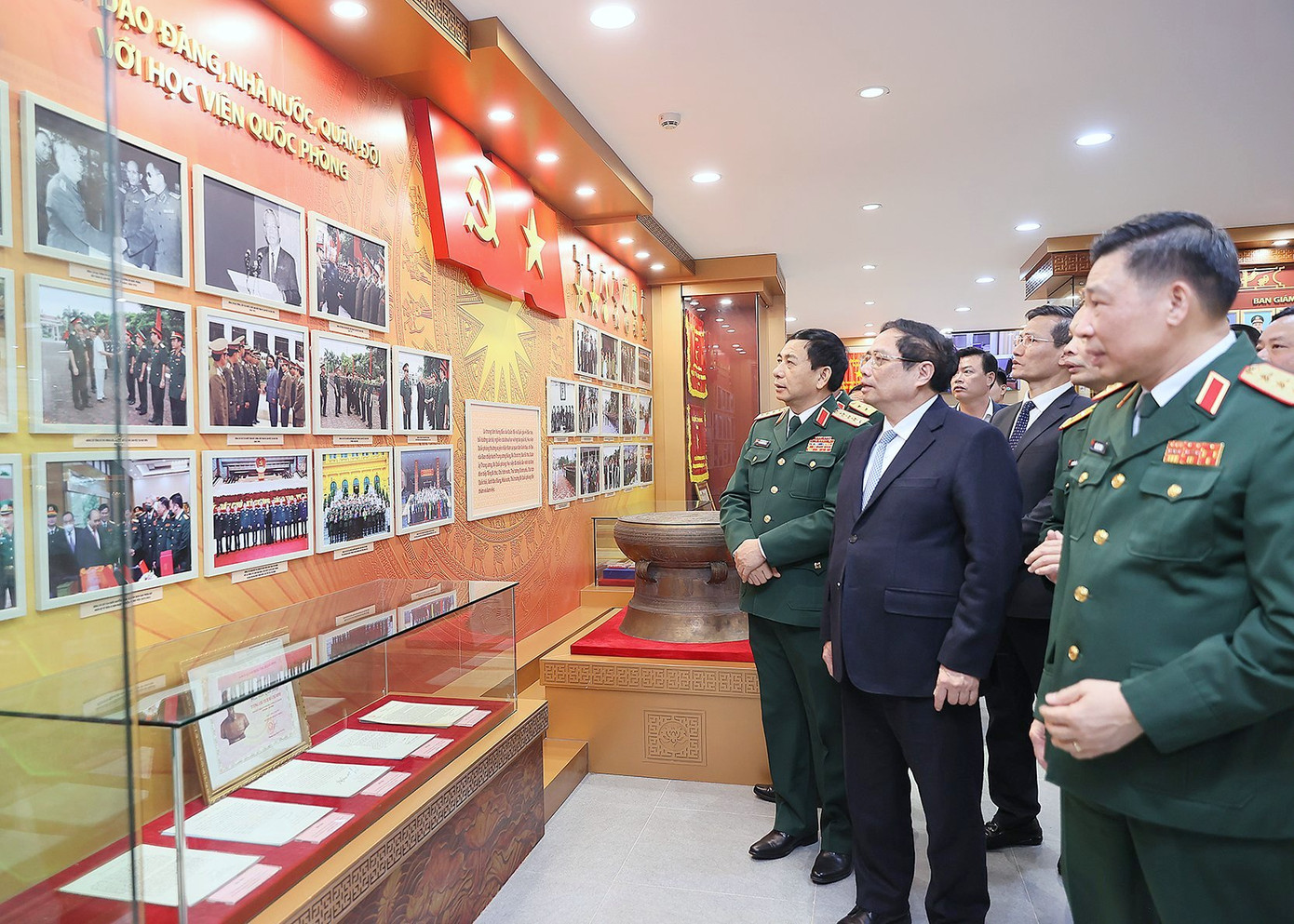 Tại Học viện Quốc phòng, Thủ tướng Phạm Minh Chính đã đi thăm Phòng truyền thống cùng hệ thống cơ sở vật chất; nghe báo cáo khái quát lịch sử hình thành, phát triển, kết quả thực hiện nhiệm vụ của Học viện thời gian qua, trọng tâm là năm 2023. Tại Học viện Quốc phòng, Thủ tướng Phạm Minh Chính đã đi thăm Phòng truyền thống cùng hệ thống cơ sở vật chất; nghe báo cáo khái quát lịch sử hình thành, phát triển, kết quả thực hiện nhiệm vụ của Học viện thời gian qua, trọng tâm là năm 2023.