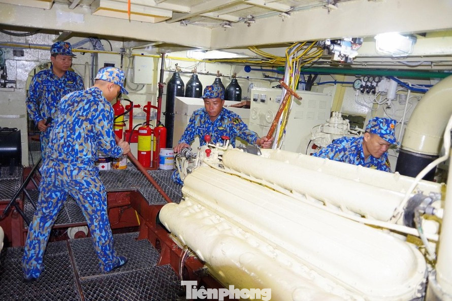 Bảo quản, sửa chữa trang bị kỹ thuật ở Trung đoàn tàu ngầm 196. Bảo quản, sửa chữa trang bị kỹ thuật ở Trung đoàn tàu ngầm 196.