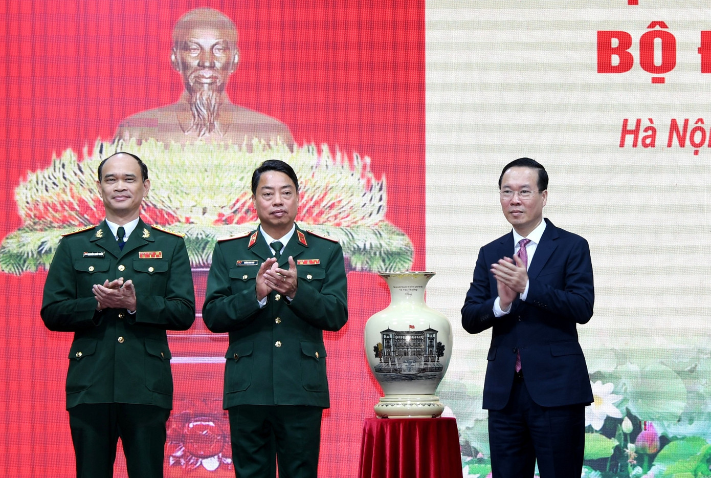 Chủ tịch nước tặng quà Binh chủng Đặc công. Chủ tịch nước tặng quà Binh chủng Đặc công.