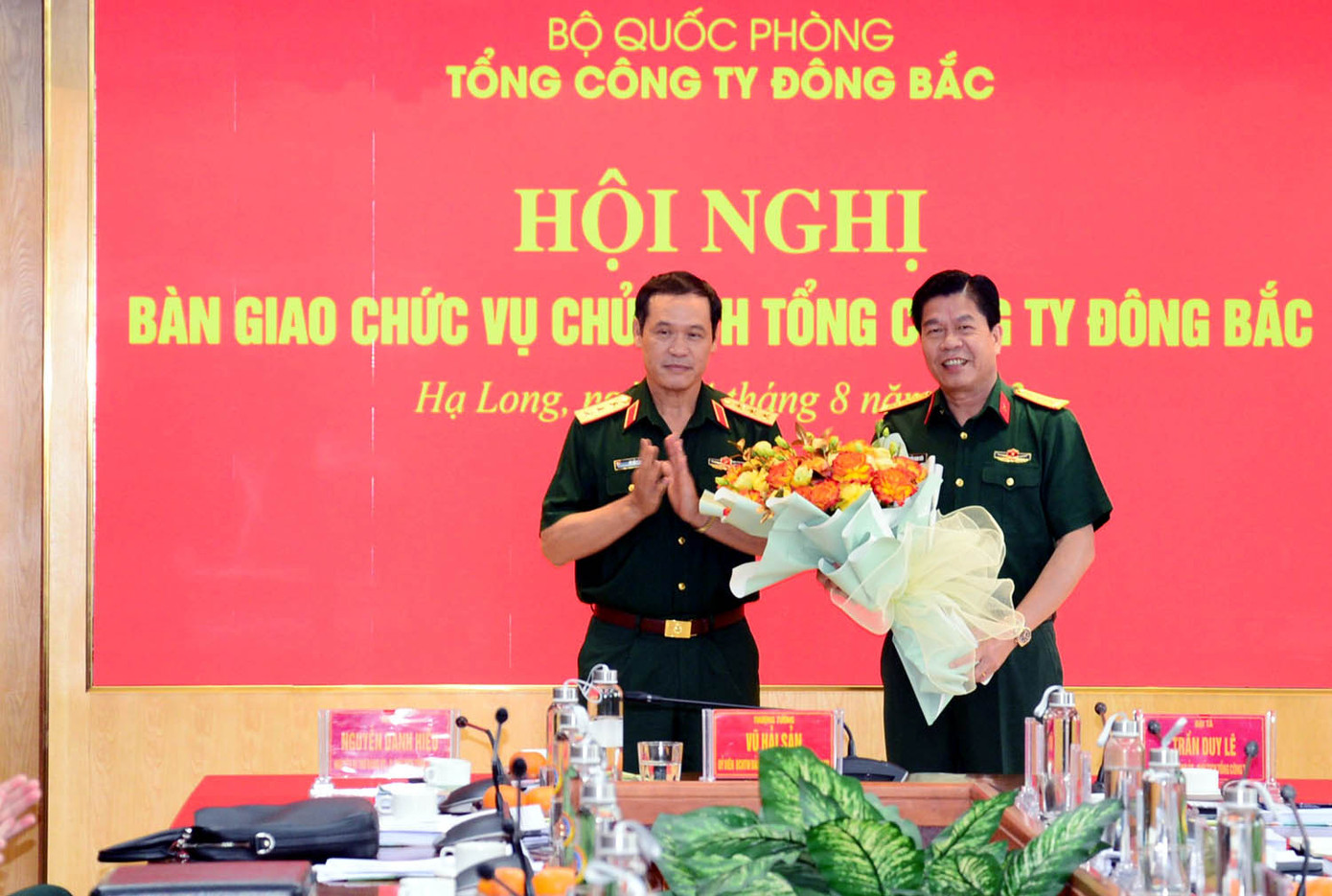 Thượng tướng Vũ Hải Sản tặng hoa chúc mừng Đại tá Nguyễn Danh Hiếu. Thượng tướng Vũ Hải Sản tặng hoa chúc mừng Đại tá Nguyễn Danh Hiếu.