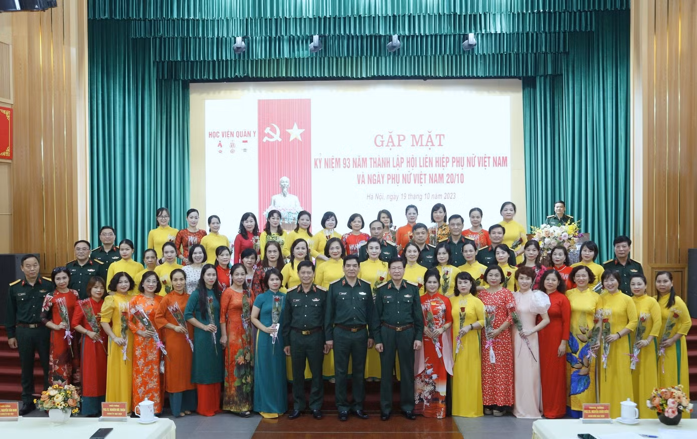 Lãnh đạo Học viện Quân y cùng các cán bộ, hội viên phụ nữ tham dự chương trình. Lãnh đạo Học viện Quân y cùng các cán bộ, hội viên phụ nữ tham dự chương trình.