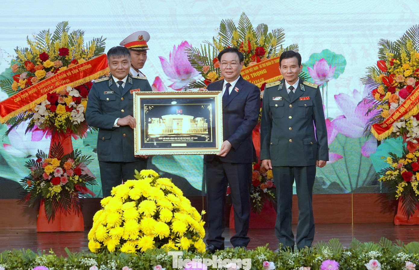 Chủ tịch Quốc hội trao bức ảnh Nhà Quốc hội tặng Quân chủng PK-KQ. Chủ tịch Quốc hội trao bức ảnh Nhà Quốc hội tặng Quân chủng PK-KQ.