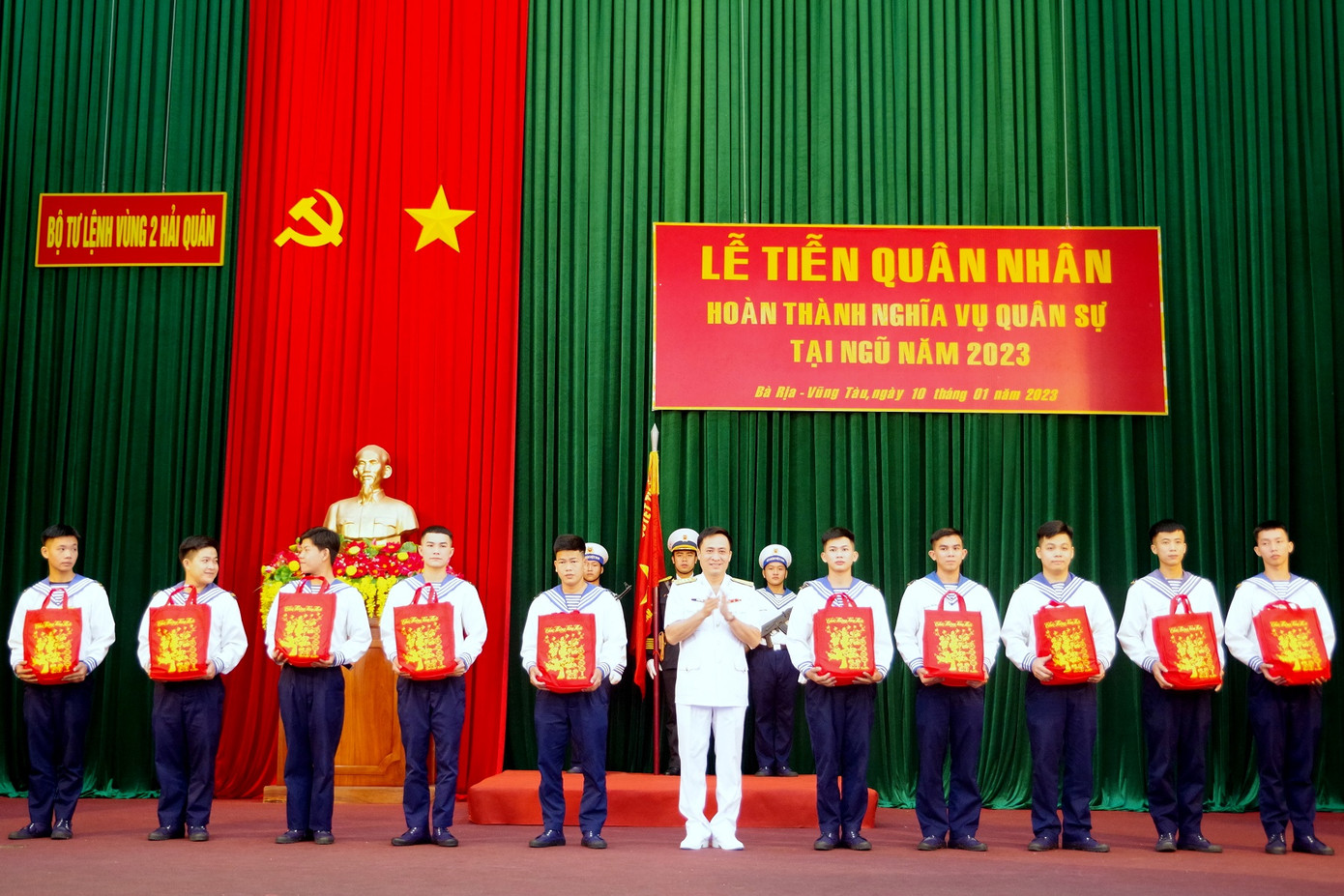 Đại tá Vũ Anh Tuấn - Chính ủy Vùng 2 Hải quân trao quà tặng quân nhân xuất ngũ năm 2023