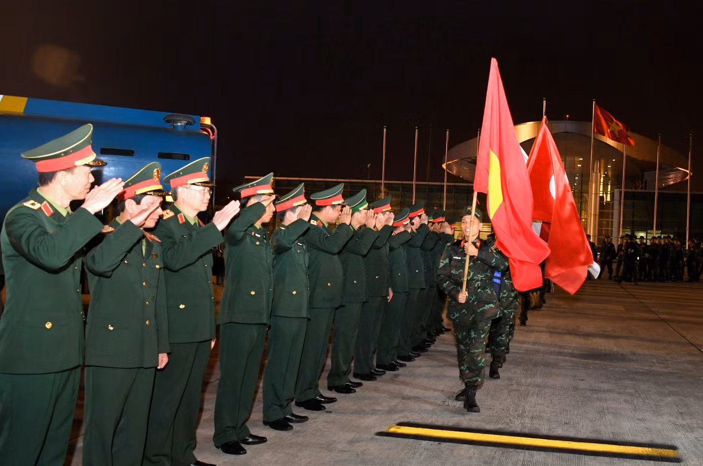 Lãnh đạo Bộ Quốc phòng và các thủ trưởng đơn vị có quân nhân lên đường tới Thổ Nhĩ Kỳ tham gia hỗ trợ công tác cứu hộ cứu nạn chào tạm biệt đoàn công tác. Ảnh: Phú Sơn
