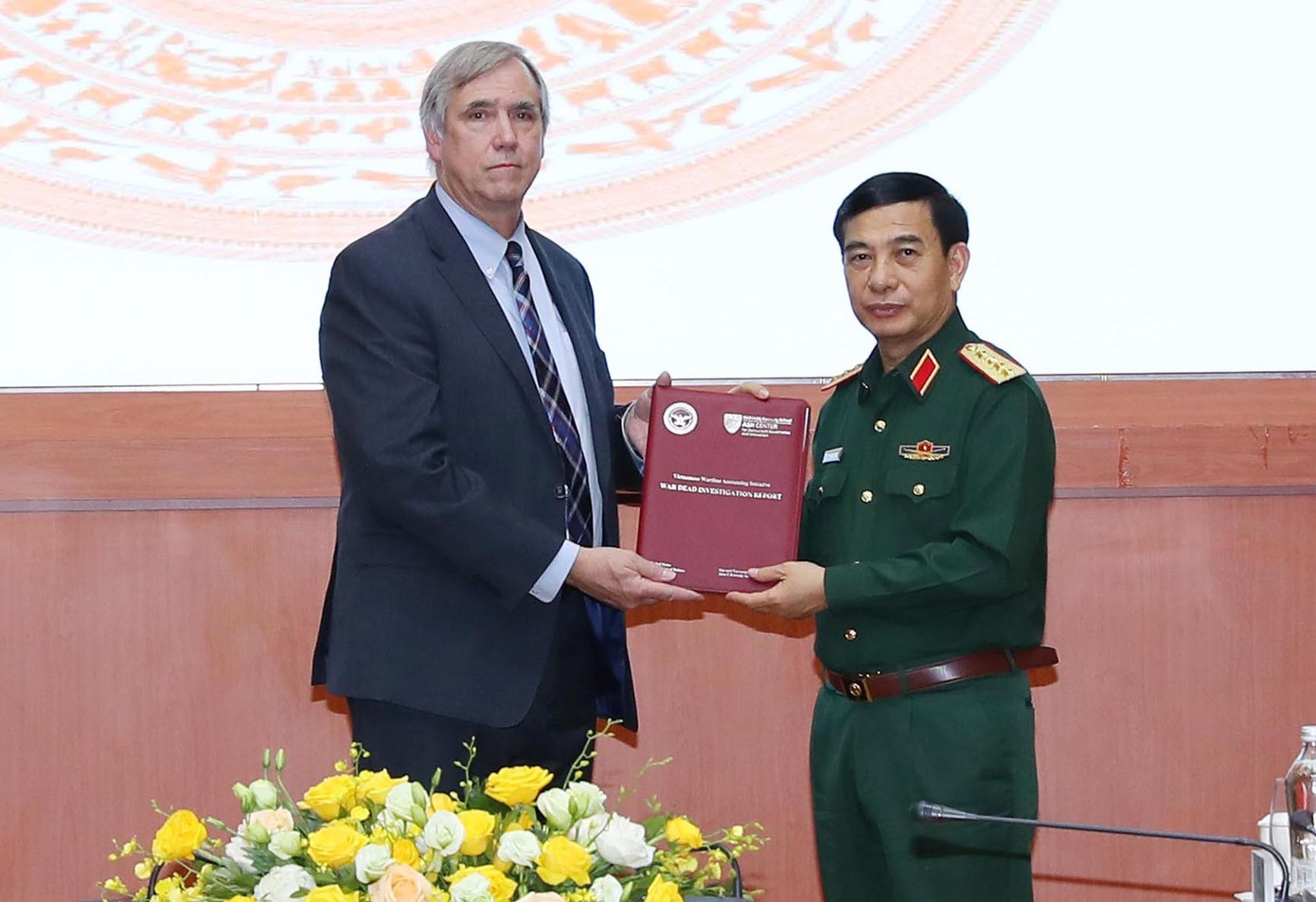 Nhân dịp này, Thượng nghị sĩ Jeff Merkley đã trao tặng Bộ Quốc phòng Việt Nam bộ tài liệu một số thông tin về bộ đội Việt Nam mất tích, mất tin trong chiến tranh tại Việt Nam. Ảnh: TTXVN Nhân dịp này, Thượng nghị sĩ Jeff Merkley đã trao tặng Bộ Quốc phòng Việt Nam bộ tài liệu một số thông tin về bộ đội Việt Nam mất tích, mất tin trong chiến tranh tại Việt Nam. Ảnh: TTXVN