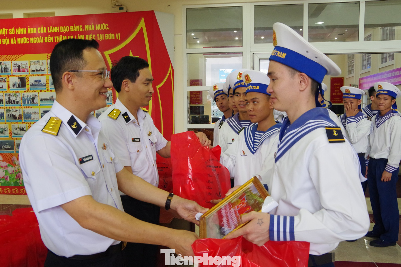 Cán bộ Lữ đoàn Tàu ngầm 189 và chiến sĩ hoàn thành nghĩa vụ quân sự năm 2023 bịn rịn trước lúc chia tay