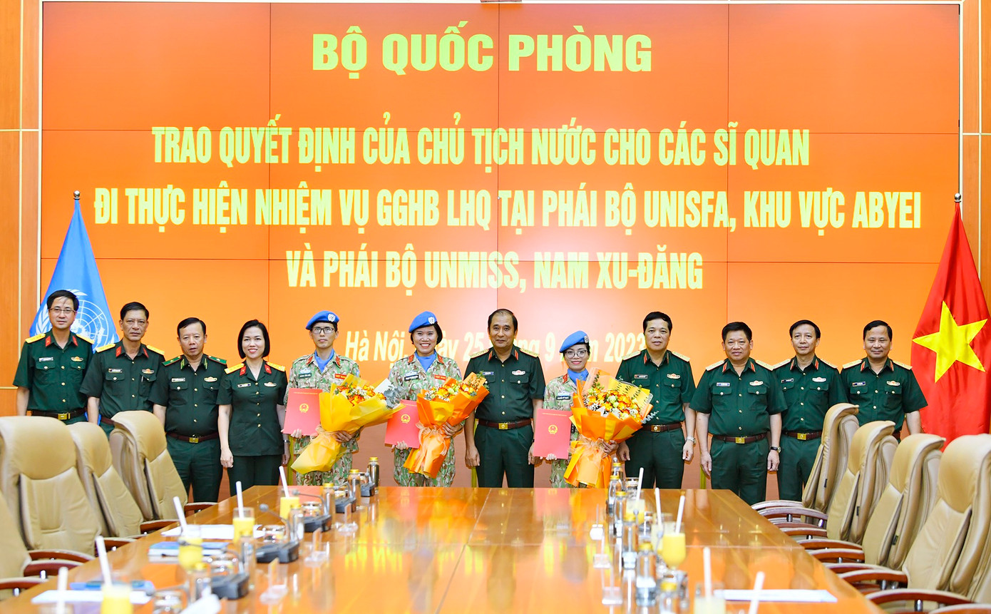 Chủ trì buổi lễ, Thượng tướng Phùng Sĩ Tấn - Phó Tổng tham mưu trưởng Quân đội nhân dân Việt Nam đã trao Quyết định của Chủ tịch nước cho 3 sĩ quan đi làm nhiệm vụ đợt này. Chủ trì buổi lễ, Thượng tướng Phùng Sĩ Tấn - Phó Tổng tham mưu trưởng Quân đội nhân dân Việt Nam đã trao Quyết định của Chủ tịch nước cho 3 sĩ quan đi làm nhiệm vụ đợt này.