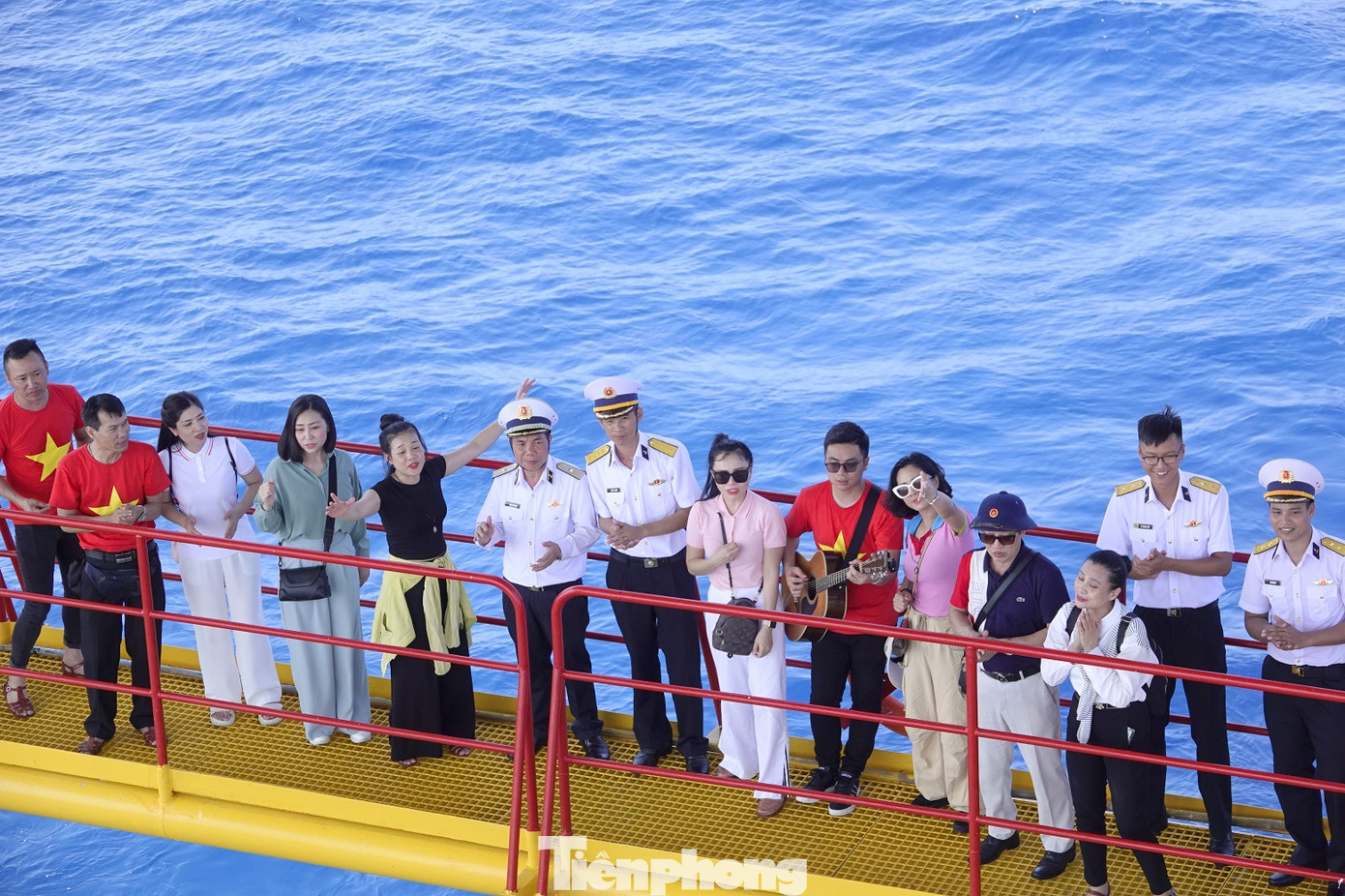 Đoàn công tác giao lưu văn nghệ cùng cán bộ, chiến sĩ nhà giàn DK1/16 Phúc Tần. Ảnh: Nguyễn Minh. Đoàn công tác giao lưu văn nghệ cùng cán bộ, chiến sĩ nhà giàn DK1/16 Phúc Tần. Ảnh: Nguyễn Minh.