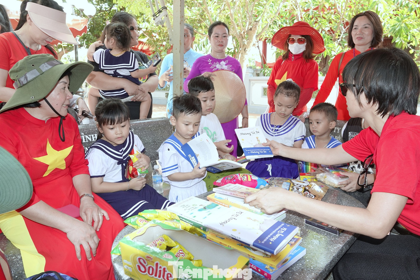 Tặng quà các em nhỏ trên đảo Trường Sa. Tặng quà các em nhỏ trên đảo Trường Sa.