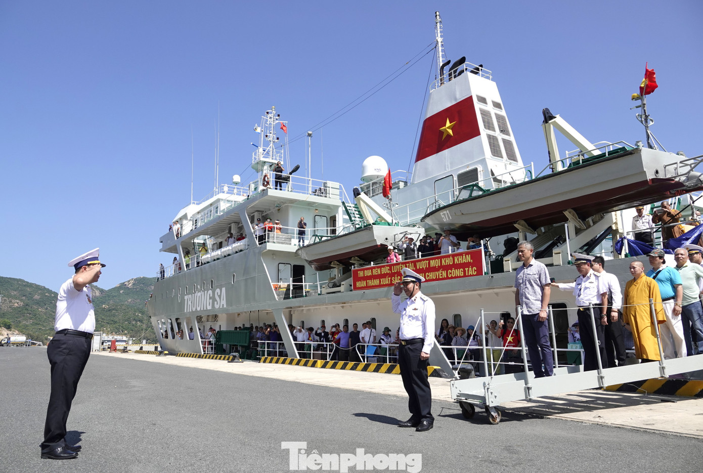Chiều 23/4, tàu Trường Sa 571 đã đưa đoàn công tác cập cảng Cam Ranh, kết thúc chương trình thăm quân dân trên quần đảo Trường Sa và nhà giàn DK1 năm 2023. Chiều 23/4, tàu Trường Sa 571 đã đưa đoàn công tác cập cảng Cam Ranh, kết thúc chương trình thăm quân dân trên quần đảo Trường Sa và nhà giàn DK1 năm 2023.