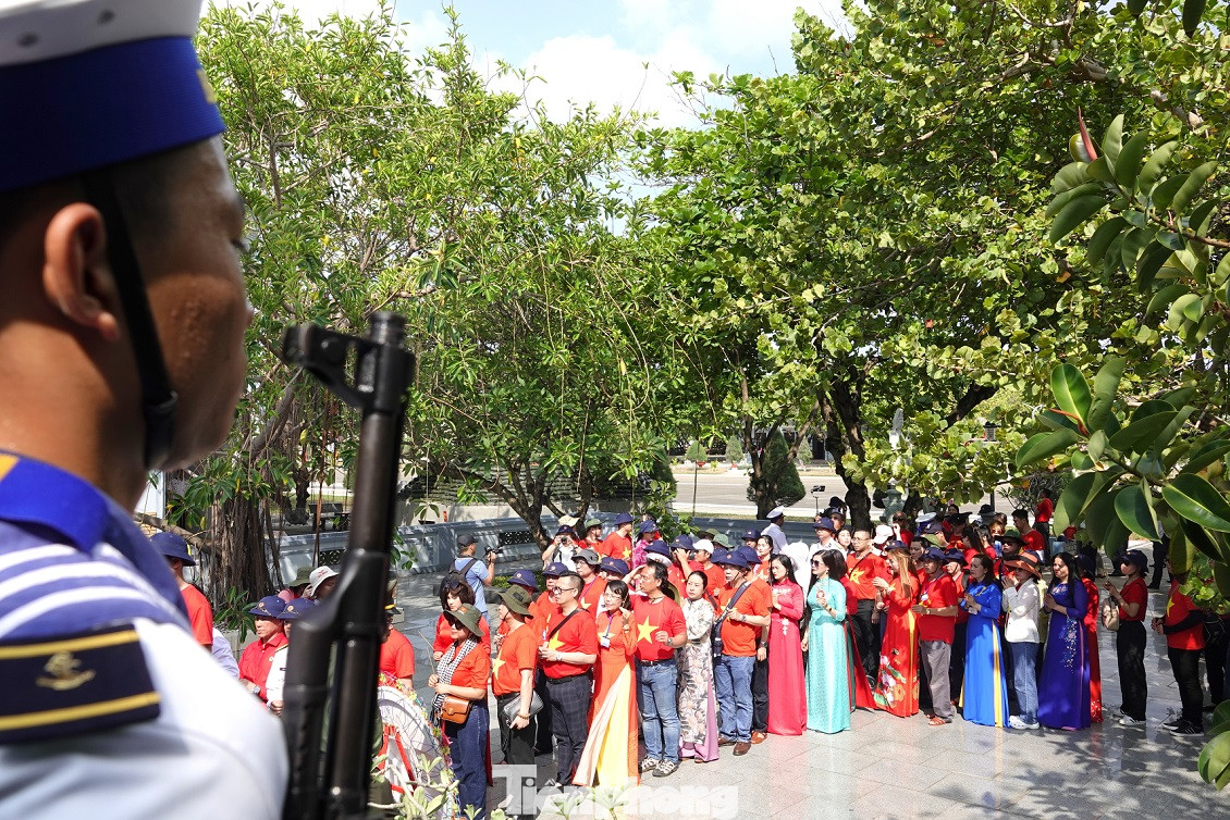 Đoàn công tác số 4 dâng hương tưởng niệm tại Đài tưởng niệm các anh hùng liệt sĩ trên đảo Trường Sa, nhằm thể hiện sự tri ân và khâm phục cao độ trước sự kiên trung bất khuất của những người lính đã ngã xuống vì chủ quyền biển đảo thiêng liêng. Đoàn công tác số 4 dâng hương tưởng niệm tại Đài tưởng niệm các anh hùng liệt sĩ trên đảo Trường Sa, nhằm thể hiện sự tri ân và khâm phục cao độ trước sự kiên trung bất khuất của những người lính đã ngã xuống vì chủ quyền biển đảo thiêng liêng.