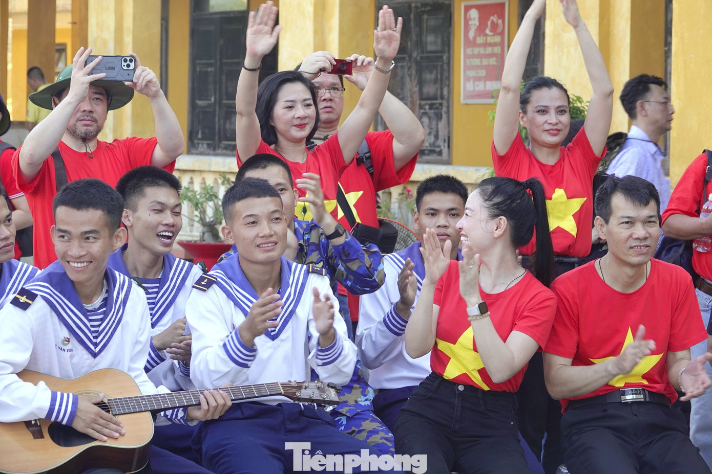 Giao lưu văn nghệ với chiến sĩ đảo Sinh Tồn Đông. Giao lưu văn nghệ với chiến sĩ đảo Sinh Tồn Đông.