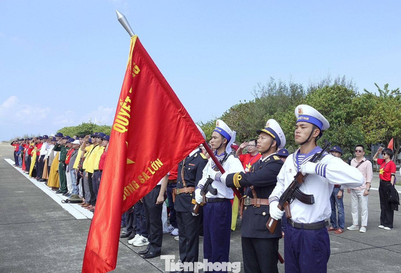 Quân dân đảo Trường Sa và đoàn công tác thực hiện lễ chào cờ thiêng liêng. Ảnh: Nguyễn Minh. Quân dân đảo Trường Sa và đoàn công tác thực hiện lễ chào cờ thiêng liêng. Ảnh: Nguyễn Minh.