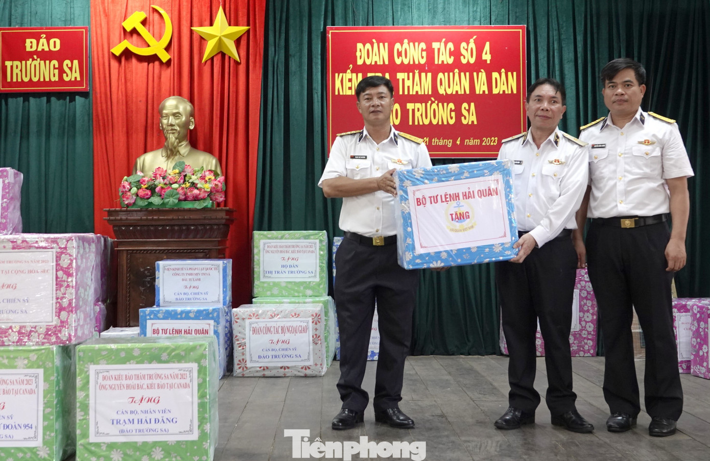 Nhiều phần quà thiết thực đã được đoàn công tác và kiều bào gửi tặng cán bộ, chiến sĩ các đảo và nhà giàn DK1. Nhiều phần quà thiết thực đã được đoàn công tác và kiều bào gửi tặng cán bộ, chiến sĩ các đảo và nhà giàn DK1.