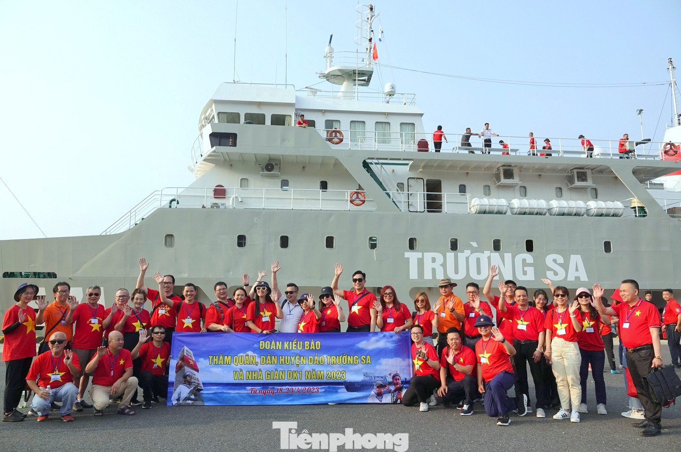 Đoàn kiều bào tham gia hành trình đến với Trường Sa và nhà giàn DK1 năm 2023. Đoàn kiều bào tham gia hành trình đến với Trường Sa và nhà giàn DK1 năm 2023.