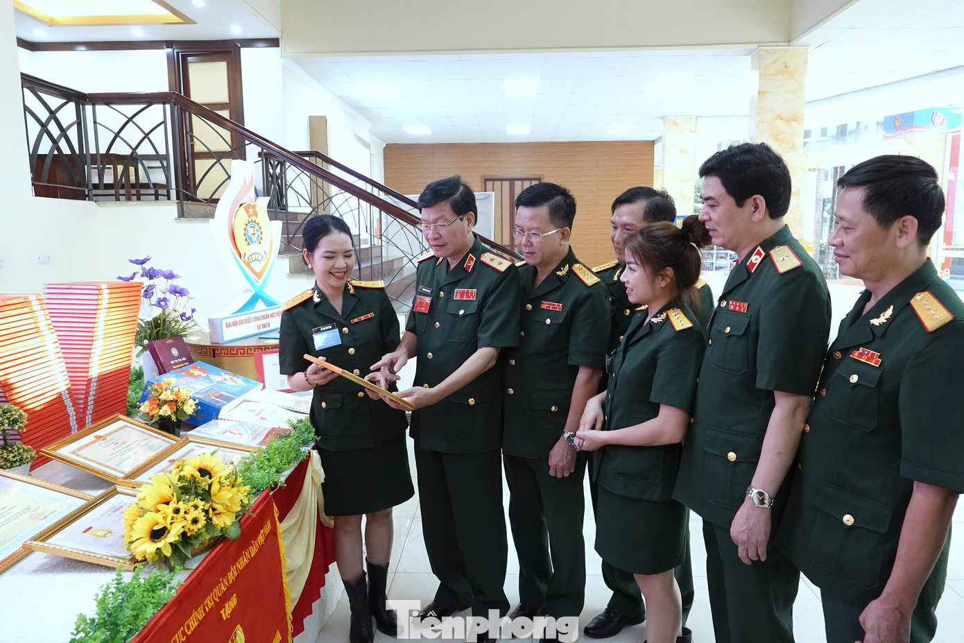 Lãnh đạo Học viện Quân y và Ban Công đoàn Quốc phòng cùng các đại biểu tham quan khu trưng bày của đại hội, sáng 11/8. Ảnh: Nguyễn Minh Lãnh đạo Học viện Quân y và Ban Công đoàn Quốc phòng cùng các đại biểu tham quan khu trưng bày của đại hội, sáng 11/8. Ảnh: Nguyễn Minh