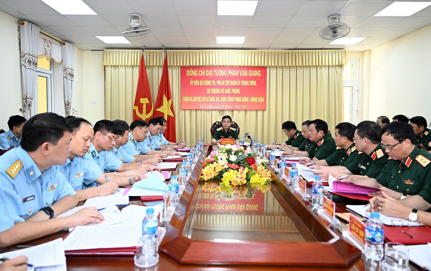 Đại tướng Phan Văn Giang và đoàn công tác làm việc tại Sư đoàn Phòng không 365.