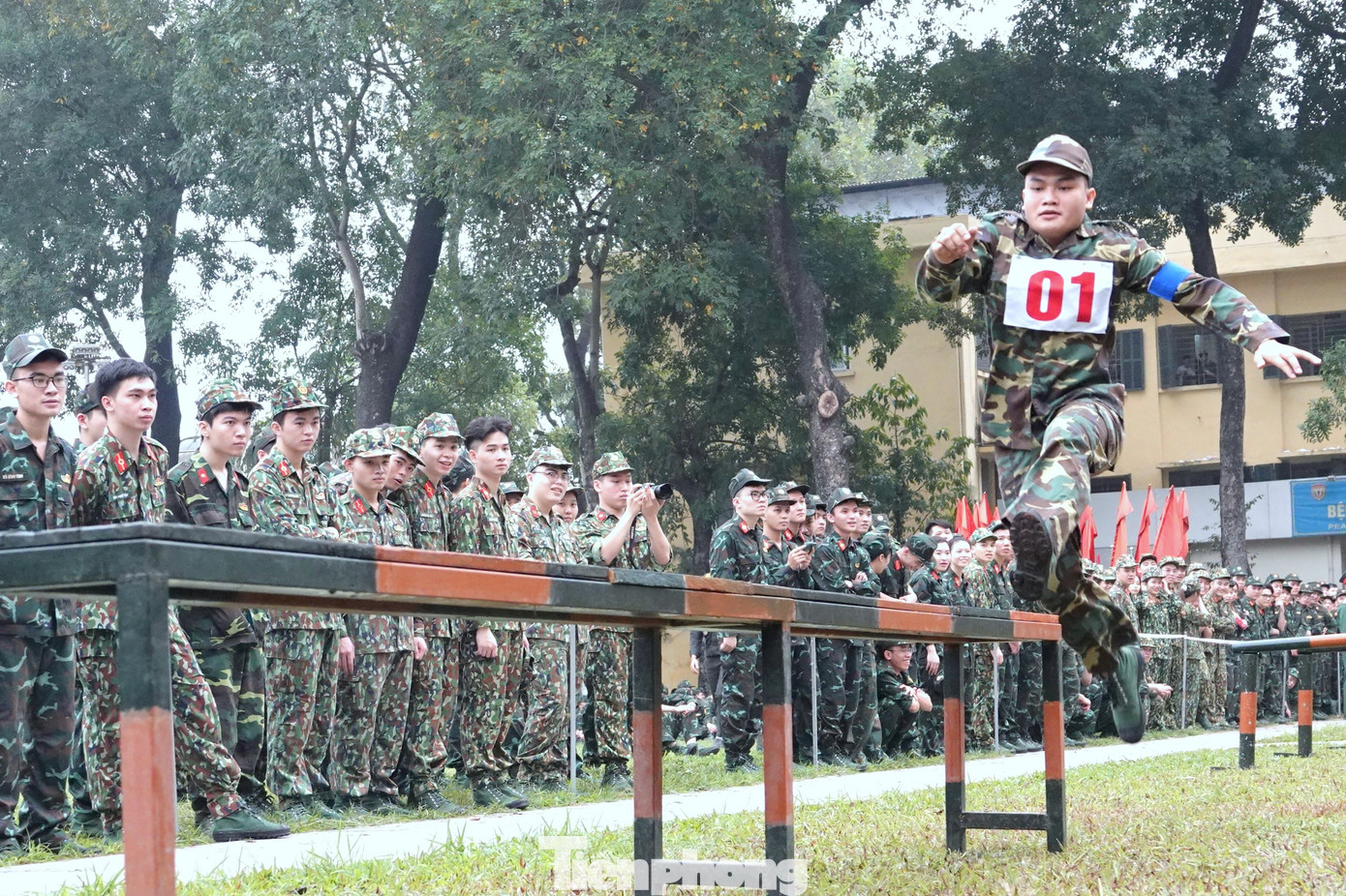 Vượt cầu độc mộc tới khu vực thực hiện kỹ thuật cấp cứu thương binh.