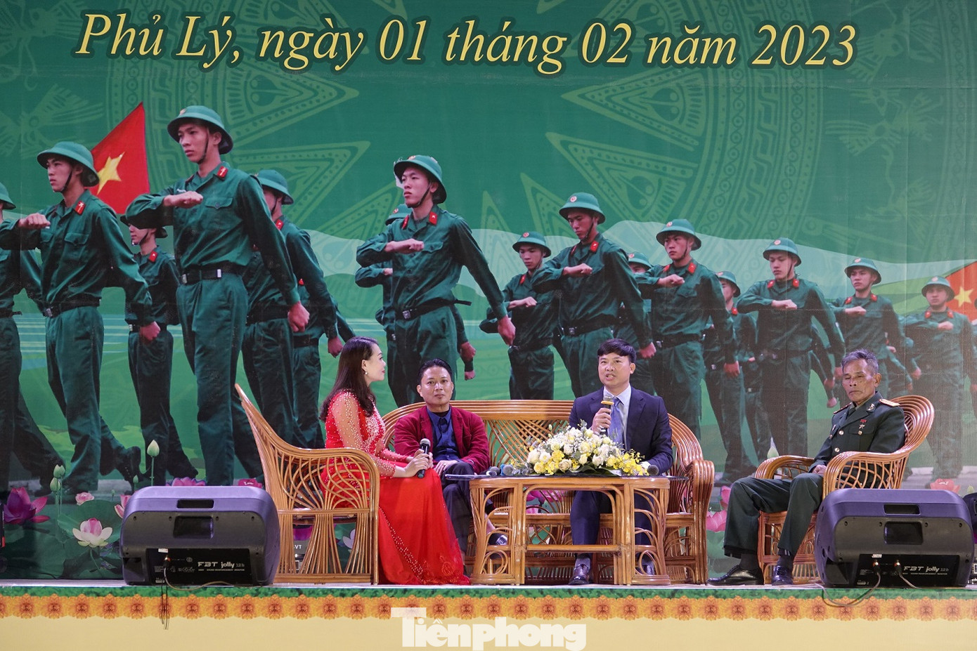 Tối cùng ngày, trong khuôn khổ ngày hội, đã diễn ra chương trình tọa đàm, giao lưu giữa các Anh hùng lực lượng vũ trang, cựu quân nhân làm kinh tế giỏi, lãnh đạo thành phố Phủ Lý với thanh niên xuất ngũ năm 2022 và thanh niên trúng tuyển nghĩa vụ năm 2023